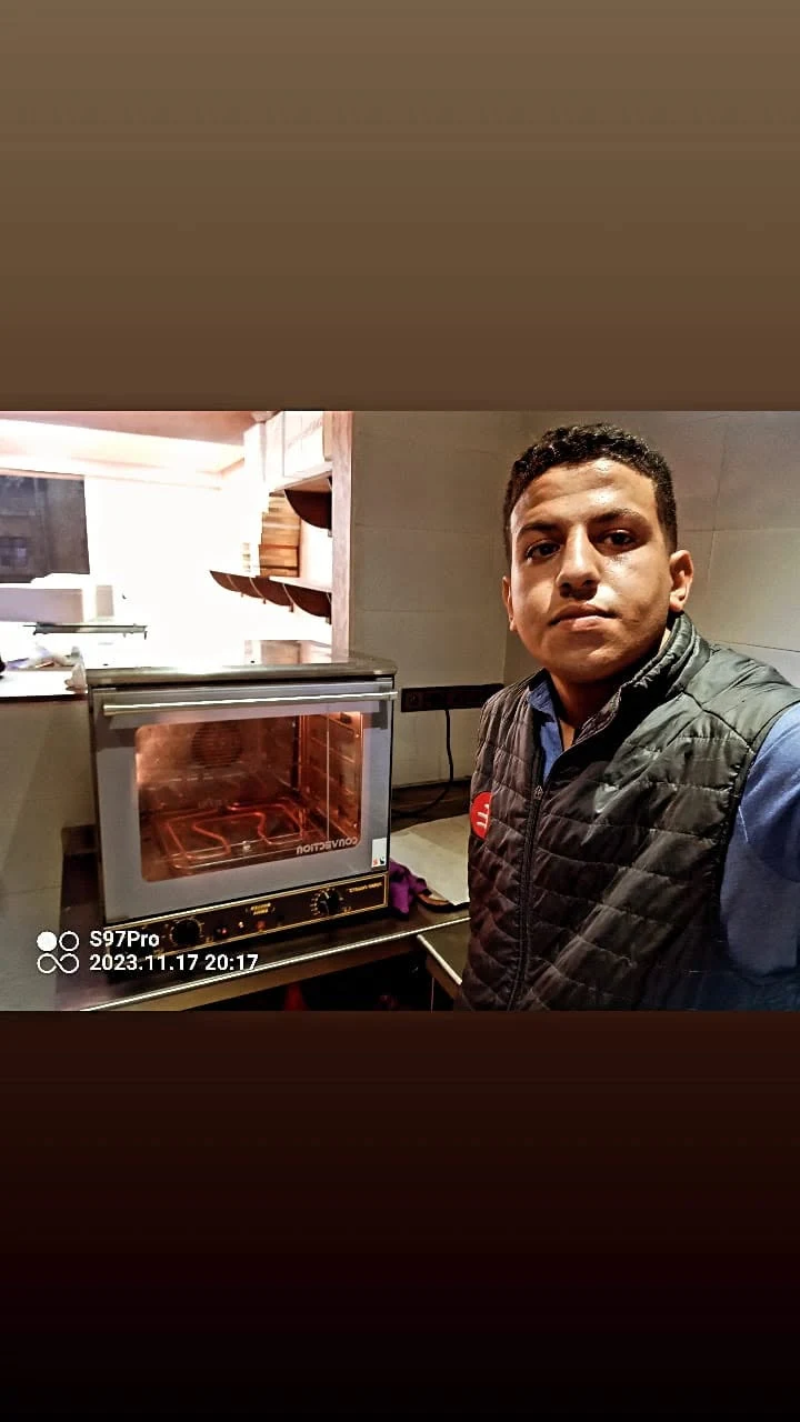 Photo d'une intervention sur un four dans une cuisine